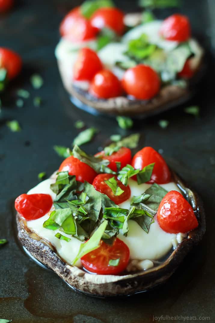 Change up your Friday night pizza night with this Mini Portobello Margherita Pizza - simple, fresh ingredients, and only 15 minutes! | joyfulhealthyeats.com #recipes #glutenfree #vegetarian 用这个迷你Portobello玛格丽特披萨改变你周五晚上的披萨之夜——简单,新鲜的食材,只需15分钟!| joyfulhealthyeats.com #食谱#无麸质#素食