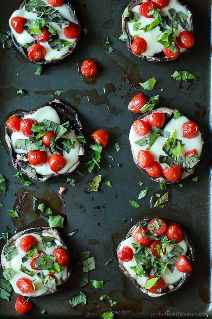 Change up your Friday night pizza night with this Mini Portobello Margherita Pizza - simple, fresh ingredients, and only 15 minutes! | joyfulhealthyeats.com #recipes #glutenfree #vegetarian 用这个迷你Portobello玛格丽特披萨改变你周五晚上的披萨之夜——简单,新鲜的食材,只需15分钟!| joyfulhealthyeats.com #食谱#无麸质#素食