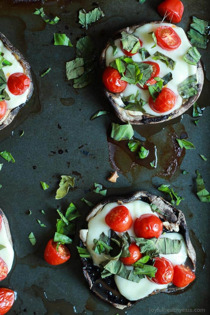 Change up your Friday night pizza night with this Mini Portobello Margherita Pizza - simple, fresh ingredients, and only 15 minutes! | joyfulhealthyeats.com #recipes #glutenfree #vegetarian 用这个迷你Portobello玛格丽特披萨改变你周五晚上的披萨之夜——简单,新鲜的食材,只需15分钟!| joyfulhealthyeats.com #食谱#无麸质#素食
