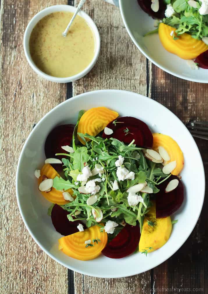 Roasted Beet Arugula Salad with sliced almonds, fresh thyme, and creamy goat cheese then drizzled with a honey dijon vinaigrette - the perfect light salad for your weekend party! Takes minutes to make! | joyfulhealthyeats.com #recipes #vegetarian #glutenfree 烤甜菜芝麻菜沙拉,杏仁片,新鲜百里香,奶油山羊奶酪,然后再淋上蜂蜜第乔恩油醋汁——周末派对上完美的清淡沙拉!只需几分钟!| joyfulhealthyeats.com #食谱#素食#无麸质