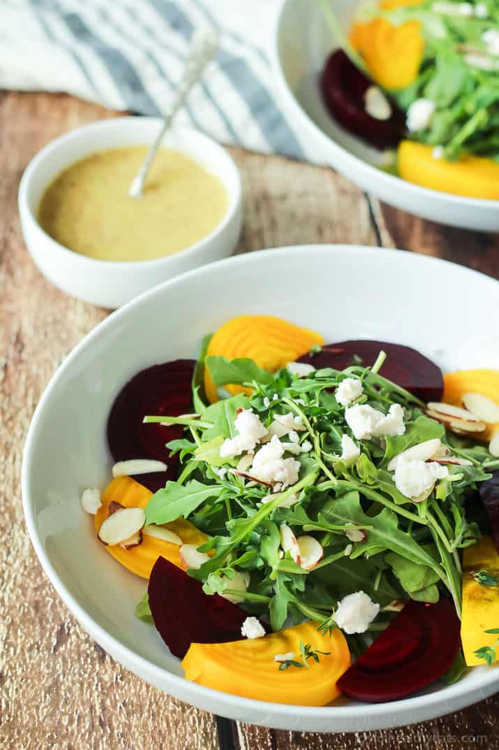 Roasted Beet Arugula Salad with sliced almonds, fresh thyme, and creamy goat cheese then drizzled with a honey dijon vinaigrette - the perfect light salad for your weekend party! Takes minutes to make! | joyfulhealthyeats.com #recipes #vegetarian #glutenfree 烤甜菜芝麻菜沙拉,杏仁片,新鲜百里香,奶油山羊奶酪,然后再淋上蜂蜜第乔恩油醋汁——周末派对上完美的清淡沙拉!只需几分钟!| joyfulhealthyeats.com #食谱#素食#无麸质