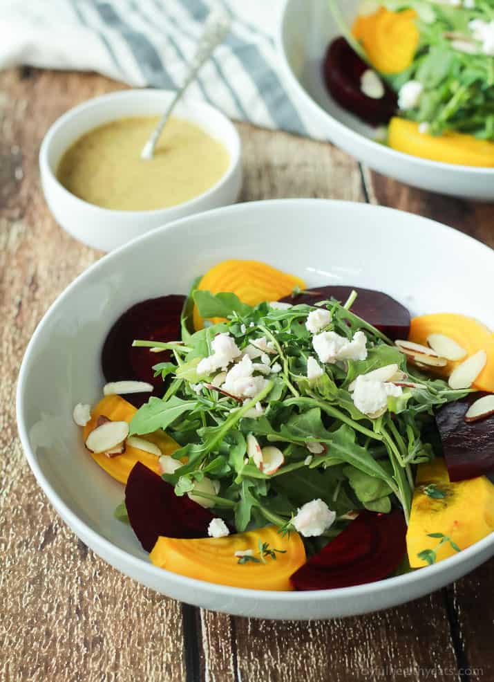 Roasted Beet Arugula Salad with sliced almonds, fresh thyme, and creamy goat cheese then drizzled with a honey dijon vinaigrette - the perfect light salad for your weekend party! Takes minutes to make! | joyfulhealthyeats.com #recipes #vegetarian #glutenfree 烤甜菜芝麻菜沙拉,杏仁片,新鲜百里香,奶油山羊奶酪,然后再淋上蜂蜜第乔恩油醋汁——周末派对上完美的清淡沙拉!只需几分钟!| joyfulhealthyeats.com #食谱#素食#无麸质