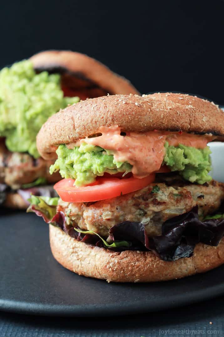 Healthy juicy Southwestern Turkey Burgers stuffed with lettuce, tomato, a simple guacamole, and a Spicy Aioli made with Piquillo Peppers and Chipotle Peppers! The ultimate Turkey Burger recipe your family will love - just 20 minutes! | joyfulhealthyeats.com #recipes #grill 健康多汁的西南火鸡汉堡塞满了生菜,西红柿,简单的鳄梨色拉酱,和用皮奎罗辣椒和墨西哥辣椒做的辣蒜泥蛋黄酱!你的家人一定会喜欢的终极火鸡汉堡食谱——只要20分钟!| joyfulhealthyeats.com #食谱#烧烤