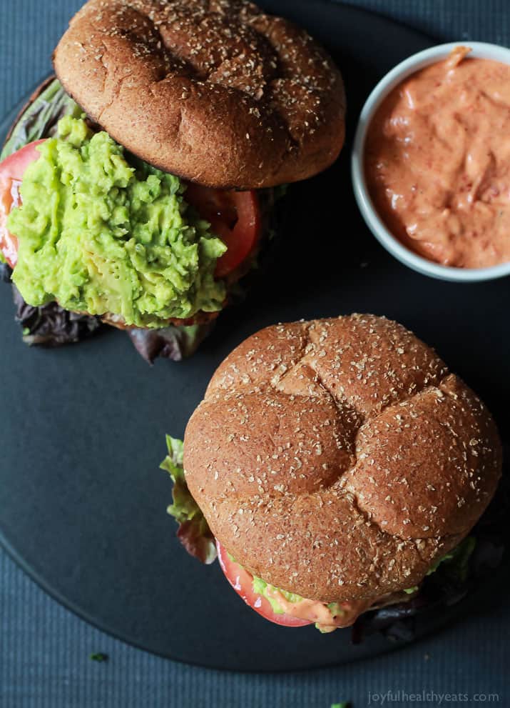 Healthy juicy Southwestern Turkey Burgers stuffed with lettuce, tomato, a simple guacamole, and a Spicy Aioli made with Piquillo Peppers and Chipotle Peppers! The ultimate Turkey Burger recipe your family will love - just 20 minutes! | joyfulhealthyeats.com #recipes #grill 健康多汁的西南火鸡汉堡塞满了生菜,西红柿,简单的鳄梨色拉酱,和用皮奎罗辣椒和墨西哥辣椒做的辣蒜泥蛋黄酱!你的家人一定会喜欢的终极火鸡汉堡食谱——只要20分钟!| joyfulhealthyeats.com #食谱#烧烤