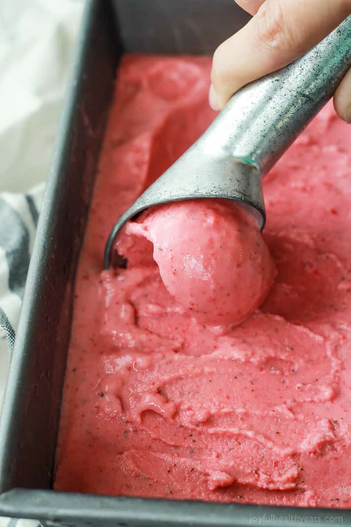 A 5-Minute Healthy Strawberry Basil Frozen Yogurt recipe perfect to cool you down in summer, made with only 5 ingredients and naturally sweetened! | joyfulhealthyeats.com #recipes 5分钟健康草莓罗勒冷冻酸奶配方完美的让你在夏天凉爽,只有5种原料和天然甜味!| joyfulhealthyeats.com #食谱