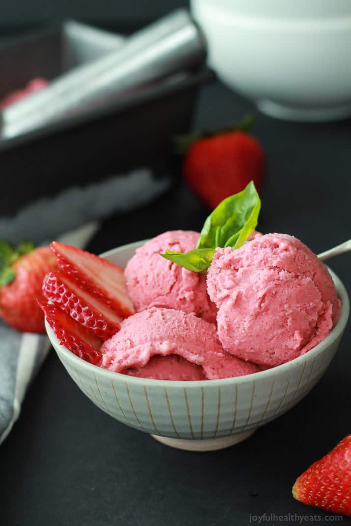A 5-Minute Healthy Strawberry Basil Frozen Yogurt recipe perfect to cool you down in summer, made with only 5 ingredients and naturally sweetened! | joyfulhealthyeats.com #recipes 5分钟健康草莓罗勒冷冻酸奶配方完美的让你在夏天凉爽,只有5种原料和天然甜味!| joyfulhealthyeats.com #食谱