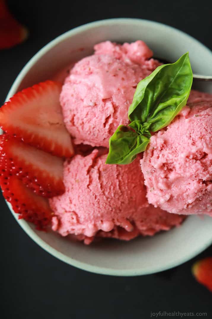 A 5-Minute Healthy Strawberry Basil Frozen Yogurt recipe perfect to cool you down in summer, made with only 5 ingredients and naturally sweetened! | joyfulhealthyeats.com #recipes 5分钟健康草莓罗勒冷冻酸奶配方完美的让你在夏天凉爽,只有5种原料和天然甜味!| joyfulhealthyeats.com #食谱