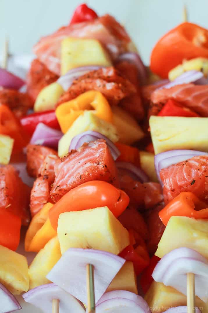 Caribbean Grilled Salmon Kabobs will take you straight to the islands with the cajun spices, fresh pineapple, bell peppers, and fresh seafood! Perfect healthy grilling recipe for the summer done in 20 minutes! | joyfulhealthyeats.com #recipes 未煮过的加勒比海烤三文鱼kabobs与cajun香料,新鲜的菠萝,甜椒和新鲜的海鲜