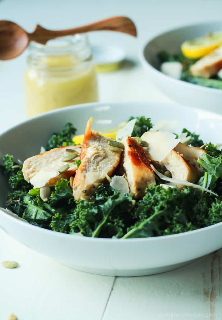 Easy Kale Chicken Caesar Salad with pepitas, shaved parmesan and a homemade egg and anchovy free Caesar Dressing! Its the perfect salad recipe to have for the summer! | joyfulhealthyeats.com 简易羽衣甘蓝鸡肉凯撒沙拉配佩皮塔斯、帕尔玛干酪、自制鸡蛋和无凤尾鱼凯撒酱!这是夏天最完美的沙拉食谱!| joyfulhealthyeats.com