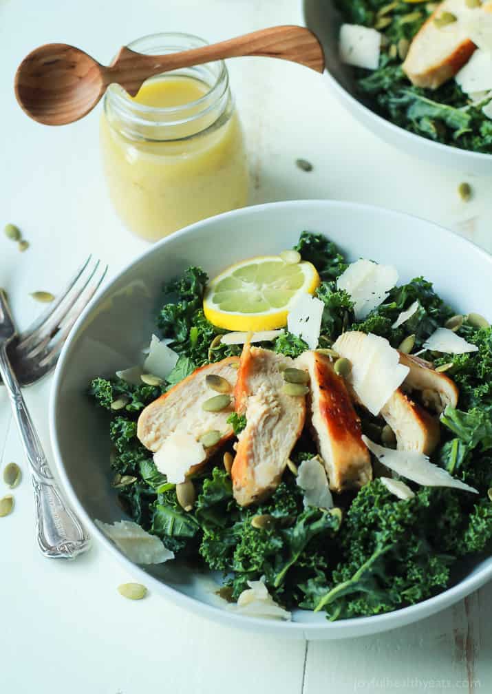 Easy Kale Chicken Caesar Salad with pepitas, shaved parmesan and a homemade egg and anchovy free Caesar Dressing! Its the perfect salad recipe to have for the summer! | joyfulhealthyeats.com 简易羽衣甘蓝鸡肉凯撒沙拉配佩皮塔斯、帕尔玛干酪、自制鸡蛋和无凤尾鱼凯撒酱!这是夏天最完美的沙拉食谱!| joyfulhealthyeats.com
