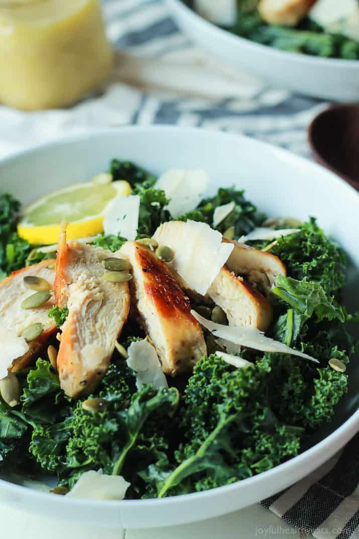 Easy Kale Chicken Caesar Salad with pepitas, shaved parmesan and a homemade egg and anchovy free Caesar Dressing! Its the perfect salad recipe to have for the summer! | joyfulhealthyeats.com 简易羽衣甘蓝鸡肉凯撒沙拉配佩皮塔斯、帕尔玛干酪、自制鸡蛋和无凤尾鱼凯撒酱!这是夏天最完美的沙拉食谱!| joyfulhealthyeats.com