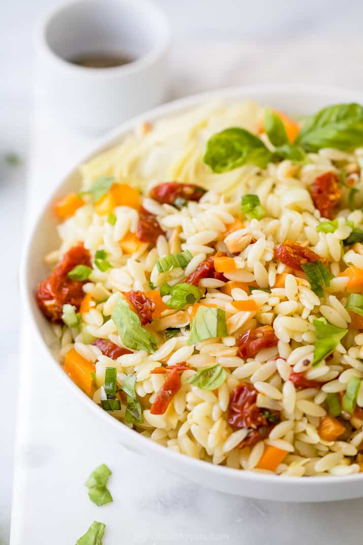 Mediterranean Orzo Pasta Salad 一碗的特写镜头地中海orzo沙拉