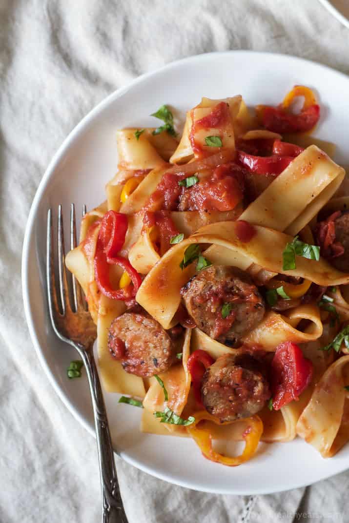 Tomato Pappardelle Pasta with Italian Sausage and Peppers 番茄宽面条配意大利香肠和辣椒的照片