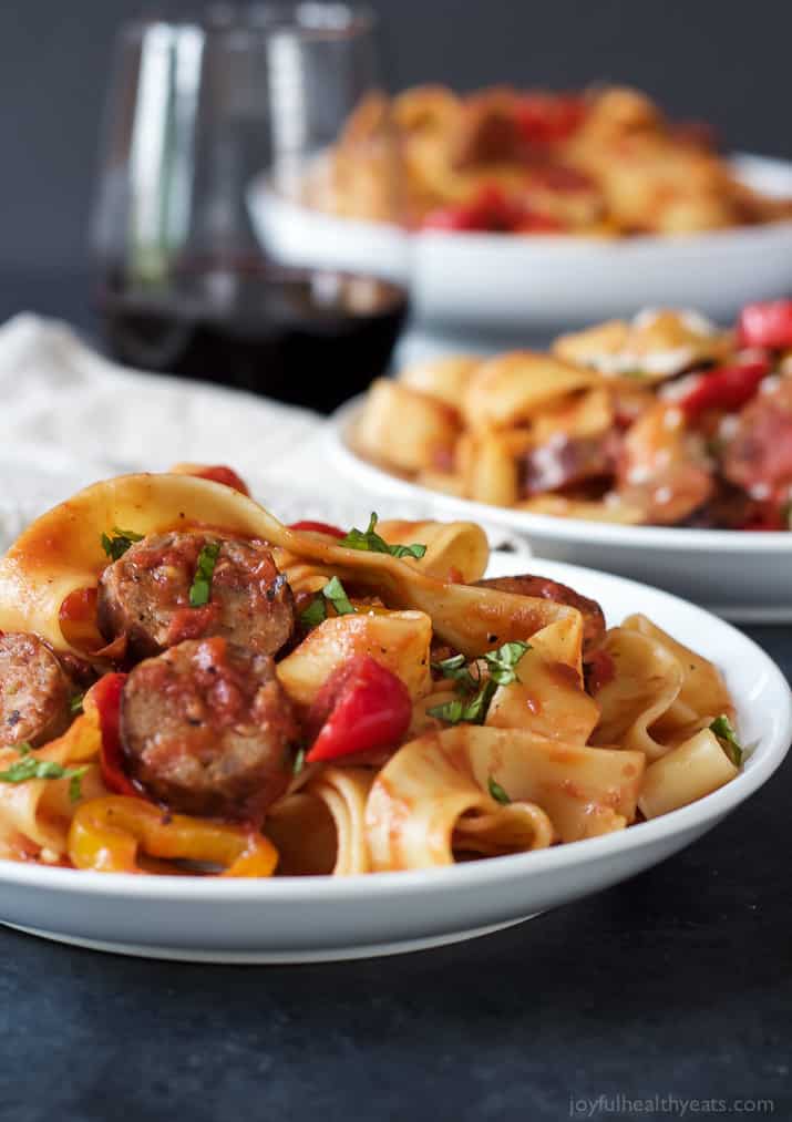 Tomato Pappardelle Pasta with Italian Sausage and Peppers 番茄宽面条配意大利香肠和辣椒的图片