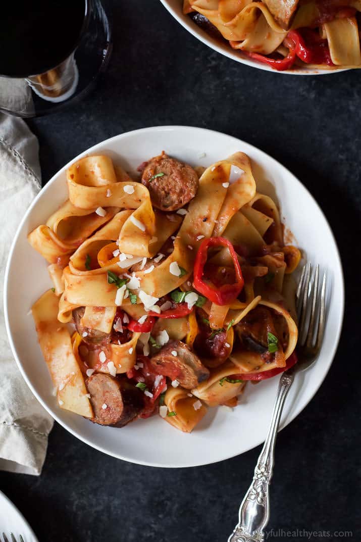 Tomato Pappardelle Pasta with Italian Sausage and Peppers 一盘番茄宽面意大利香肠和辣椒的图片