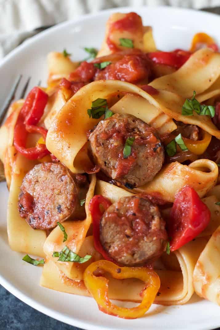Tomato Pappardelle Pasta with Italian Sausage and Peppers 意大利香肠和辣椒番茄宽面条的特写图像