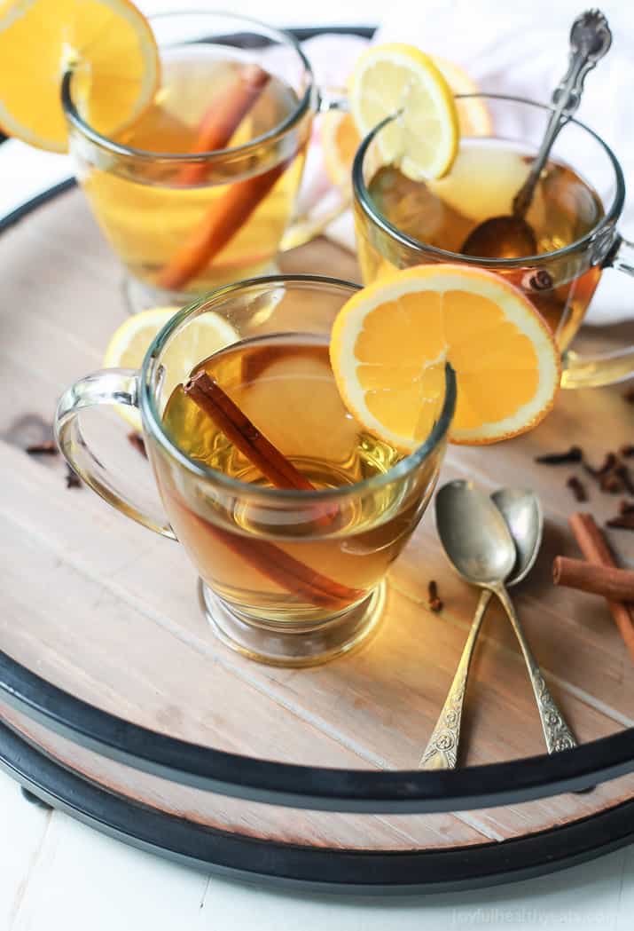 这款砂锅苹果酒是这个假期你手中完美的饮料。它简单,美味,舒适,让你的房子闻起来很棒!| joyfulhealthyeats.com