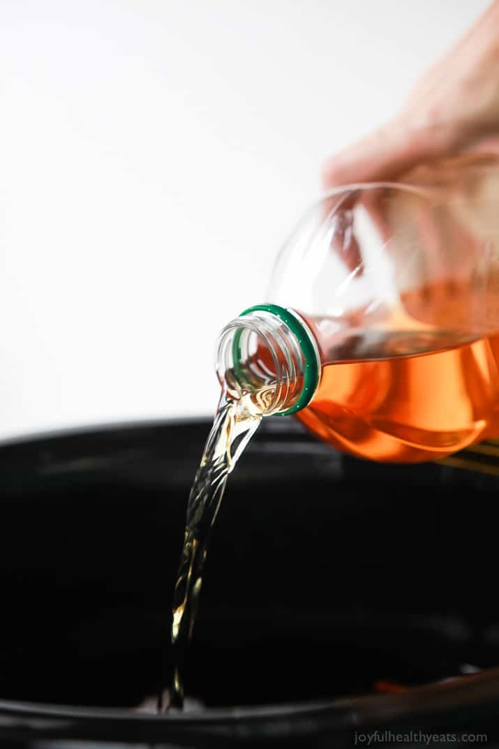 这款砂锅苹果酒是这个假期你手中完美的饮料。它简单,美味,舒适,让你的房子闻起来很棒!| joyfulhealthyeats.com