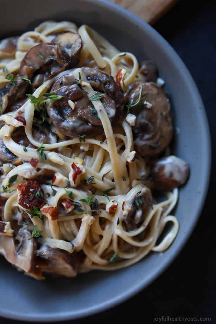 Drunken Wild Mushroom Pasta 俯视图醉酒野生蘑菇意面与奶油山羊奶酪酱在一个碗