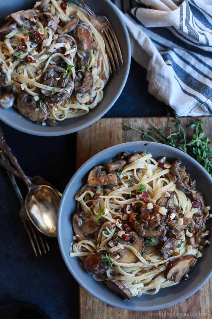 Drunken Wild Mushroom Pasta 两碗醉野蘑菇面食的俯视图
