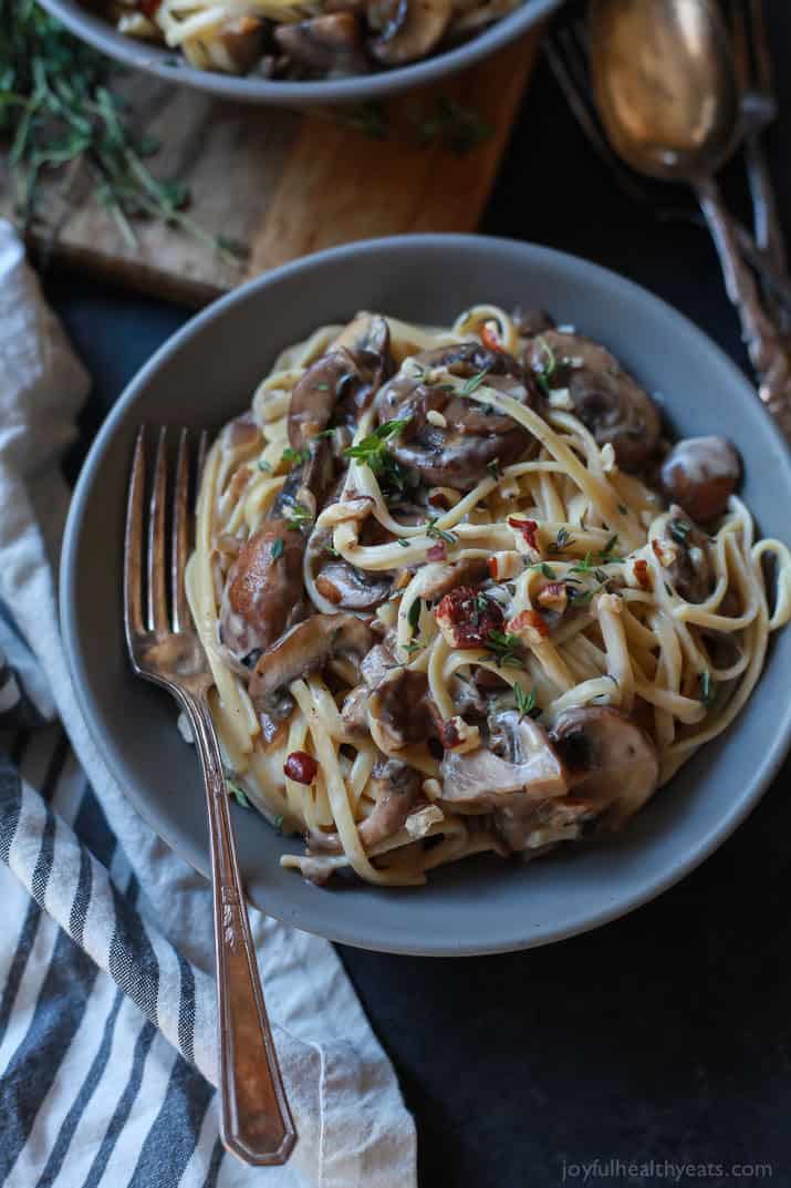 Drunken Wild Mushroom Pasta 一碗醉野蘑菇面食的俯视图