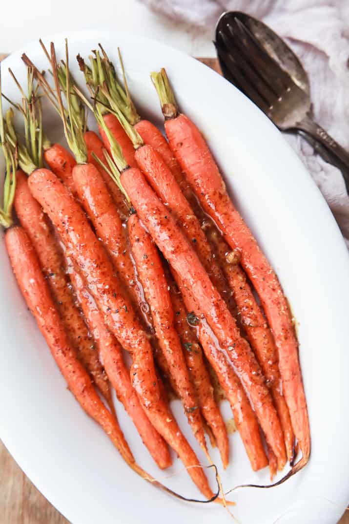 3个成分蜂蜜芥末釉面胡萝卜在白色的碗堆