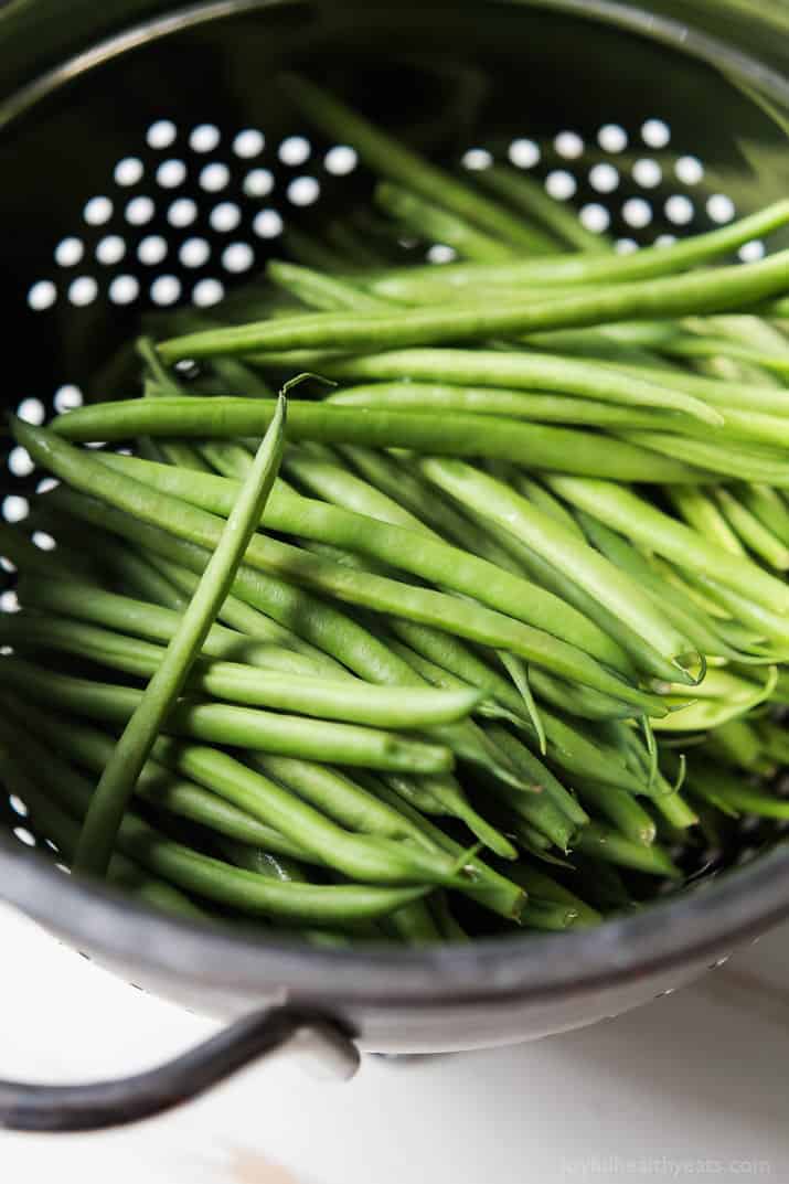 Easy Skillet Green Beans 金属过滤器中的青豆