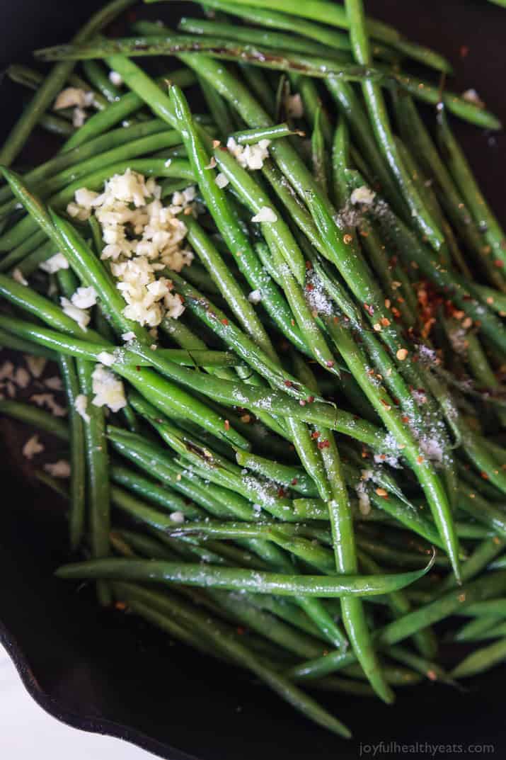 Easy Skillet Green Beans 在煎锅的青豆冠上用剁碎的大蒜和红辣椒片