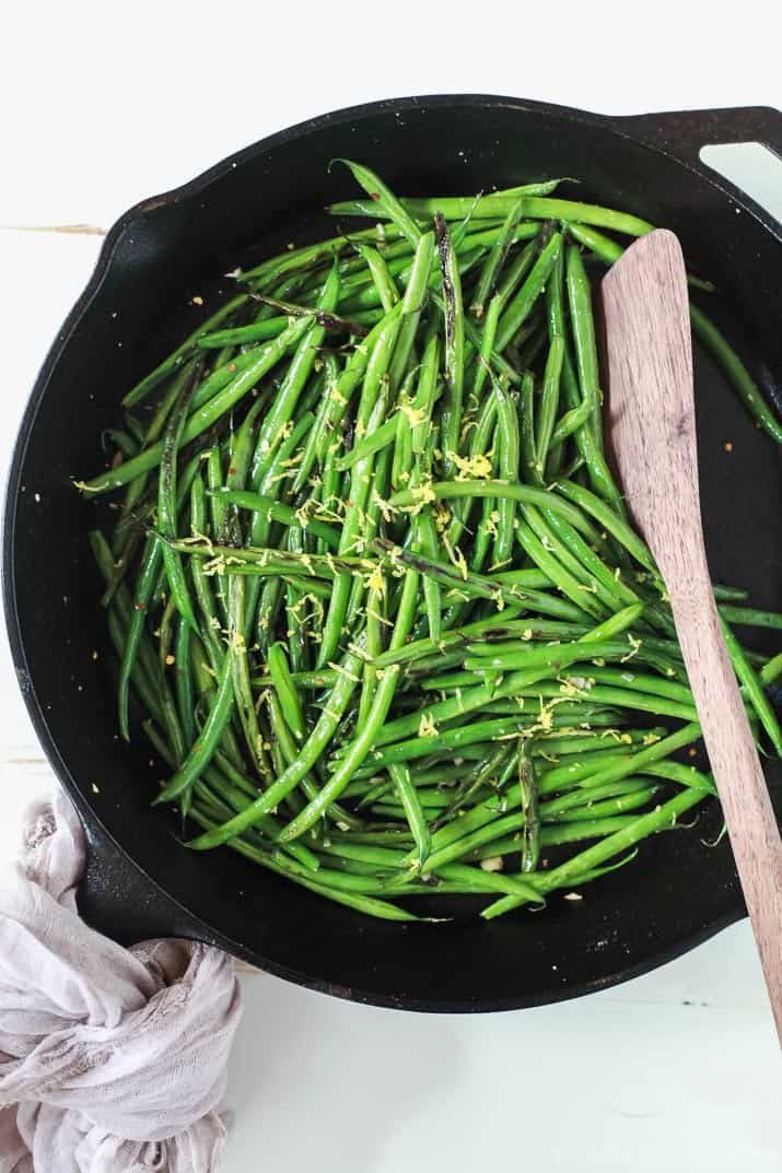 Easy Skillet Green Beans 用木勺拌满青豆的平底锅