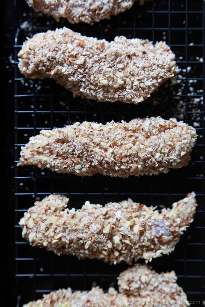 用这款热带椰子鸡肉沙拉改变你的沙拉游戏,里面有新鲜的异国水果和自制的杏仁椰子皮鸡柳。这是一道值得让你神魂颠倒的沙拉,它会带你去海滩,你会想要重复整个星期!| joyfulhealthyeats.com