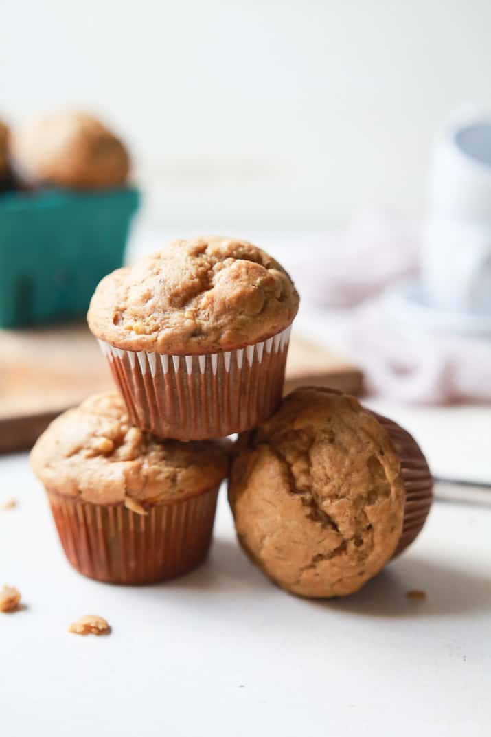 香料印度香蕉松饼,秘制配方,额外增加营养。这些松饼不含黄油,不含精制糖,非常滋润,非常美味。你和你的孩子们会相爱的!| joyfulhealthyeats.com