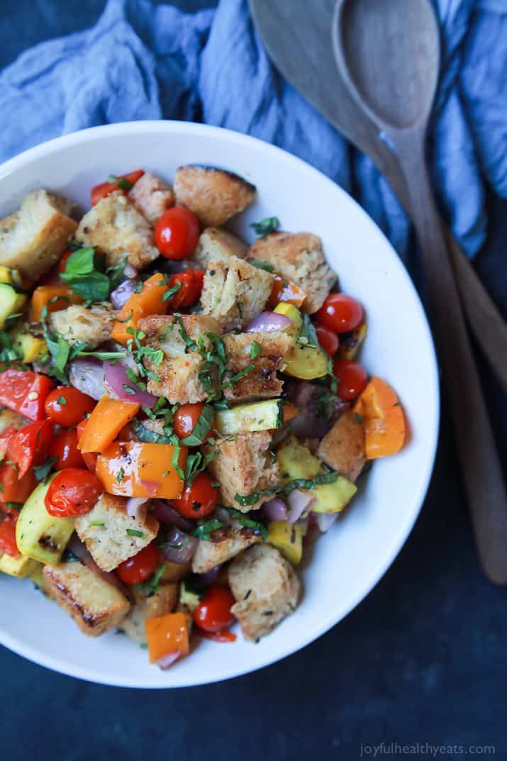 顶视图的烤蔬菜Panzanella沙拉在一个碗