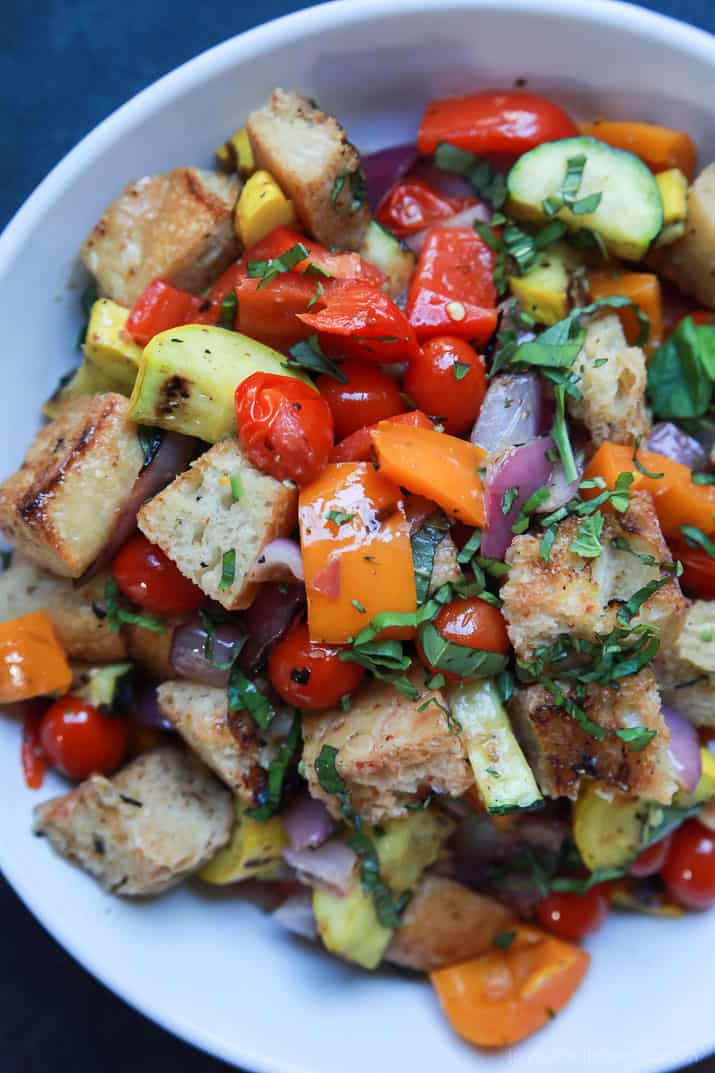 顶视图的烤蔬菜Panzanella沙拉在一个碗