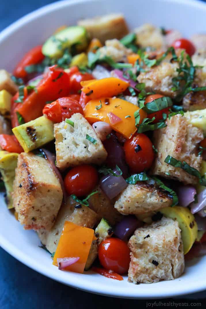 一碗烤蔬菜Panzanella沙拉