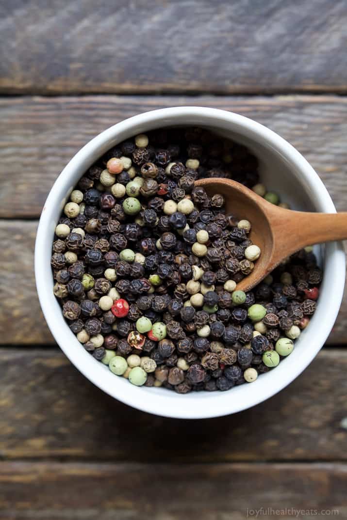 Bowl of Peppercorns 一碗的顶视图胡椒