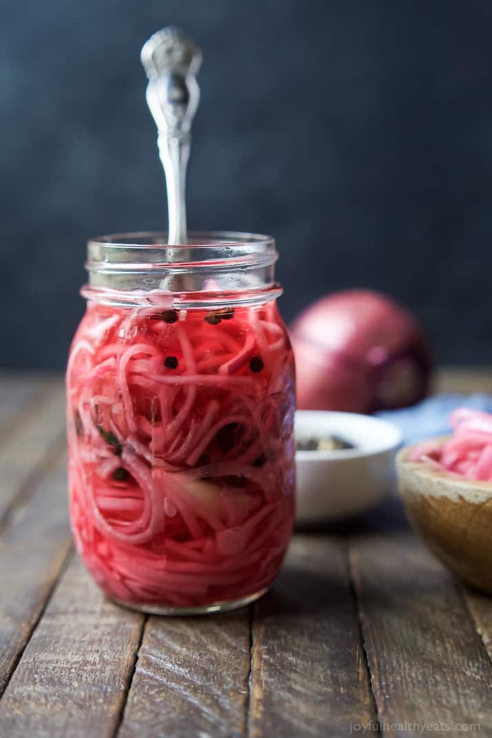 Pickled Onions 腌洋葱在一个罐子里用器具