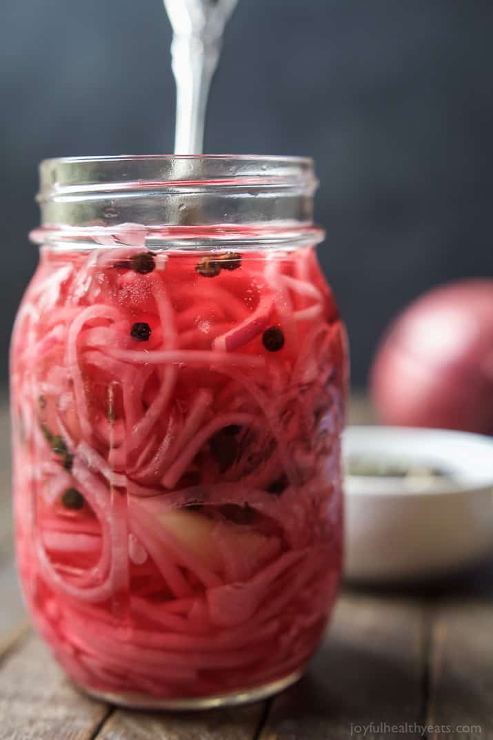 Pickled Onions 一个瓶子的特写镜头视图腌的葱