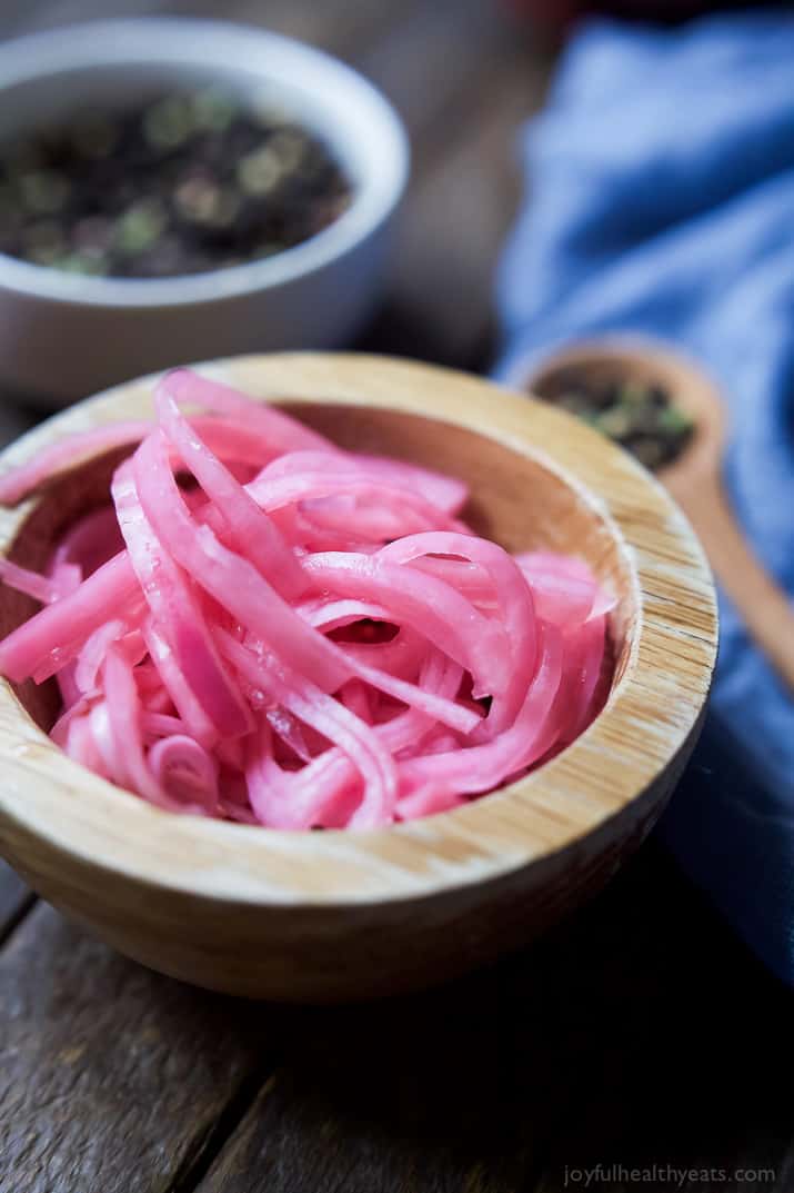 Pickled Onions 在一个木碗的腌葱