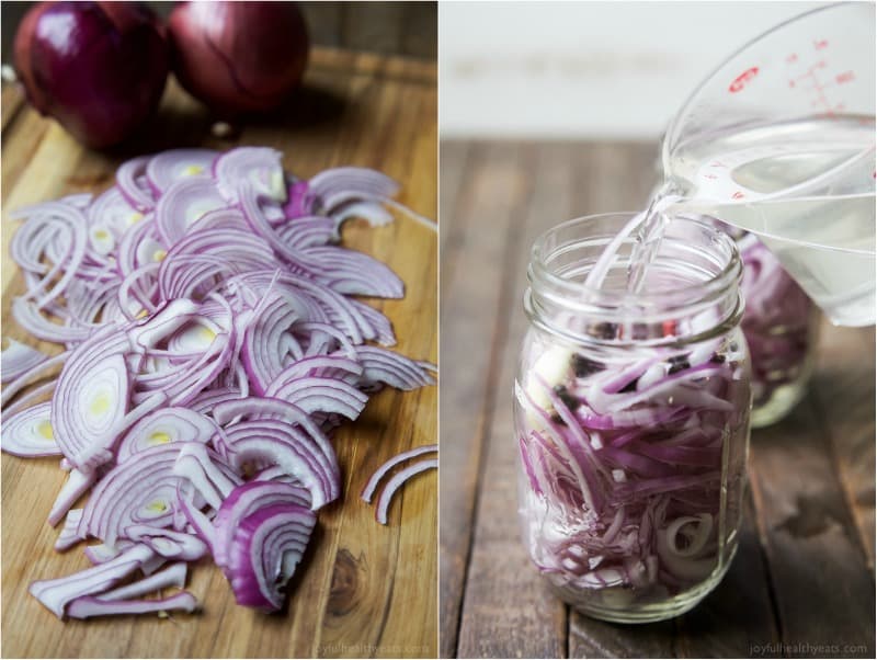 Pickled Onions 切的红洋葱拼贴画在一个切板的和在瓶子