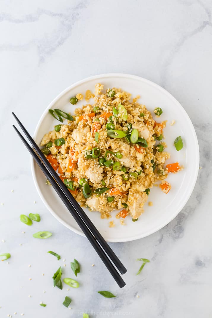 用筷子夹低碳水化合物鸡肉炒饭