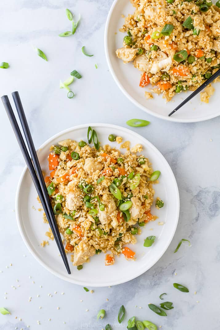 两盘花椰菜炒饭和鸡用筷子