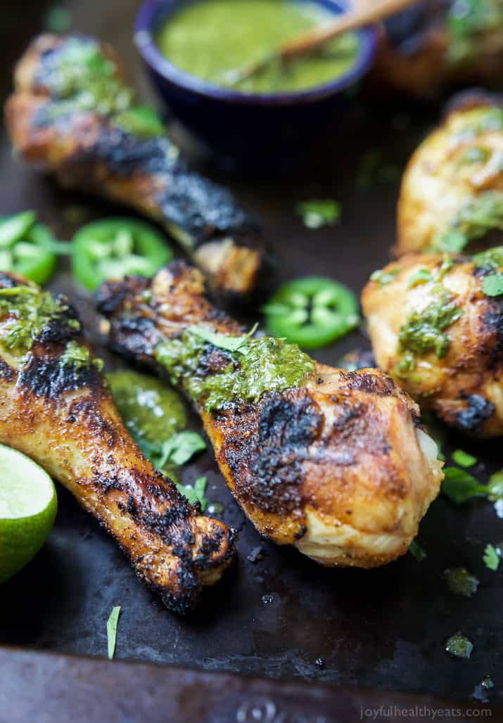 香辣烤鸡配上新鲜的Chimichurri沙司——这是一顿健康、简单、30分钟的晚餐,充满了新鲜的辣味。这道鸡肉食谱很快就会成为家人的最爱joyfulhealthyeats.com#古#无麸质