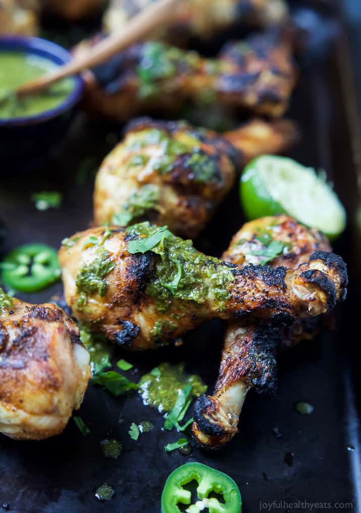 香辣烤鸡配上新鲜的Chimichurri沙司——这是一顿健康、简单、30分钟的晚餐,充满了新鲜的辣味。这道鸡肉食谱很快就会成为家人的最爱joyfulhealthyeats.com#古#无麸质