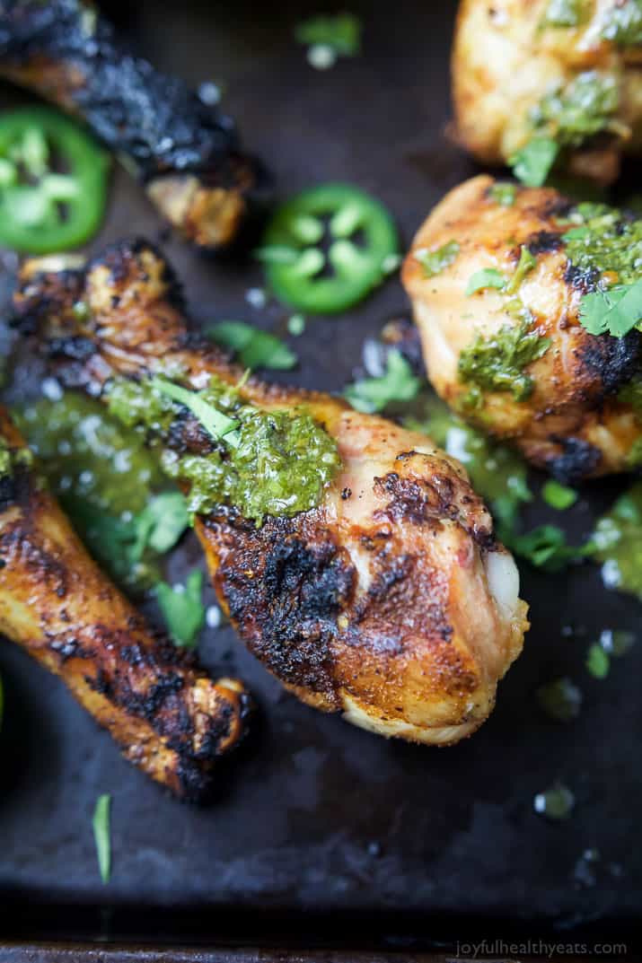 香辣烤鸡配上新鲜的Chimichurri沙司——这是一顿健康、简单、30分钟的晚餐,充满了新鲜的辣味。这道鸡肉食谱很快就会成为家人的最爱joyfulhealthyeats.com#古#无麸质