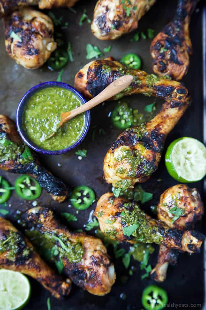 香辣烤鸡配上新鲜的Chimichurri沙司——这是一顿健康、简单、30分钟的晚餐,充满了新鲜的辣味。这道鸡肉食谱很快就会成为家人的最爱joyfulhealthyeats.com#古#无麸质