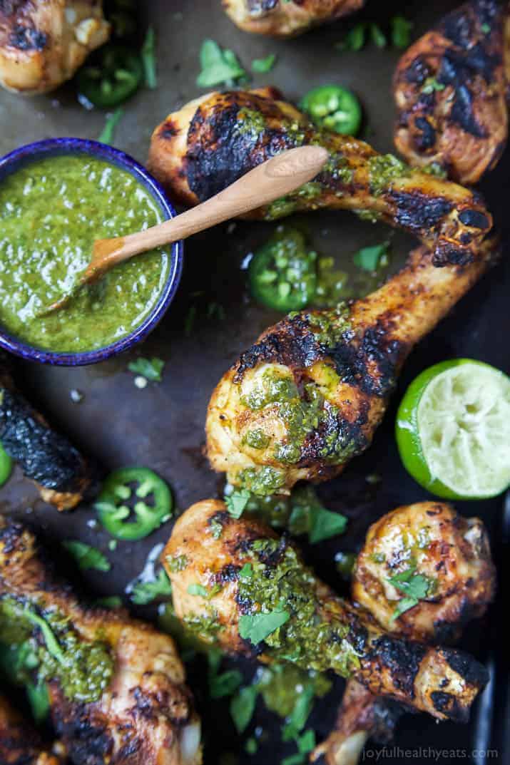 香辣烤鸡配上新鲜的Chimichurri沙司——这是一顿健康、简单、30分钟的晚餐,充满了新鲜的辣味。这道鸡肉食谱很快就会成为家人的最爱joyfulhealthyeats.com#古#无麸质