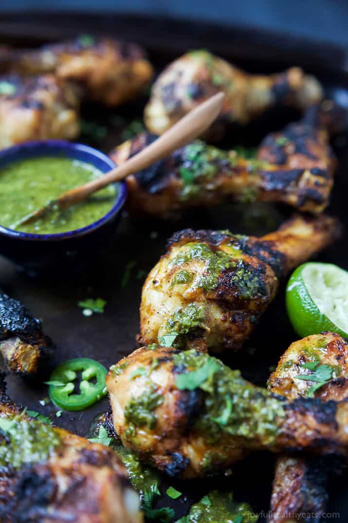 香辣烤鸡配上新鲜的Chimichurri沙司——这是一顿健康、简单、30分钟的晚餐,充满了新鲜的辣味。这道鸡肉食谱很快就会成为家人的最爱joyfulhealthyeats.com#古#无麸质