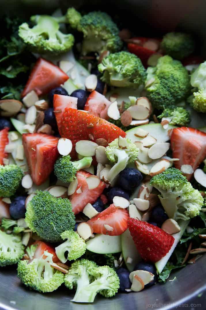 Summer Detox Salad with Citrus Basil Vinaigrette 夏季排毒沙拉的特写在搅拌碗里