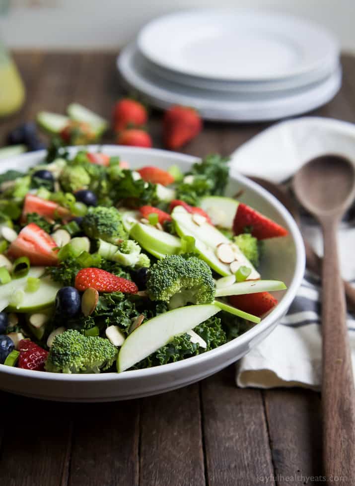 Summer Detox Salad with Citrus Basil Vinaigrette 夏季排毒沙拉与柑橘罗勒醋汁在一碗
