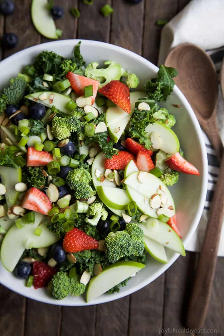 Summer Detox Salad with Citrus Basil Vinaigrette 顶视图夏季排毒沙拉与柑橘罗勒醋汁在一个碗